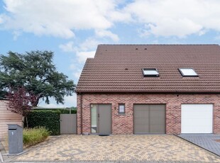 Charmante half-open bebouwing met 3slk, garage en mooie tuin