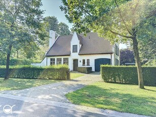 Gerenoveerde villa gelegen in de Eeklostraat in Mariakerke