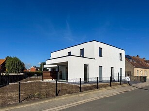 Nieuwbouwwoning met 3 slaapkamers en tuin.