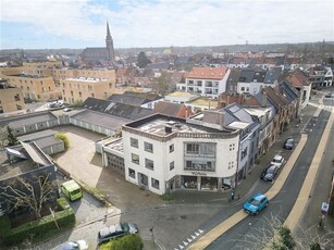 Opbrengsteigendom met twee appartementen en handelszaak