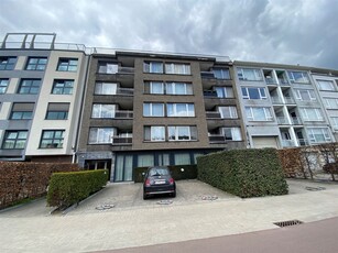 Ruim, gerenoveerd 2 slpk appartement met 2 terrassen & kelderberging!