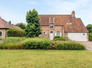 Stijlvolle en degelijke villa met zwembad op een terrein va