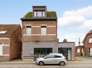 Woning met 4 slpk's, handelsruimte en magazijn