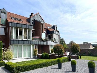 Appartement en parfait état dans un clos arboré.