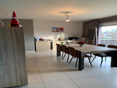 DUPLEX-APPARTEMENT IN HET LANDELIJKE ROOSDAAL MET 2 SLPK EN