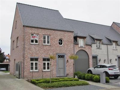 Een prachtige halfopen woning met grote tuin