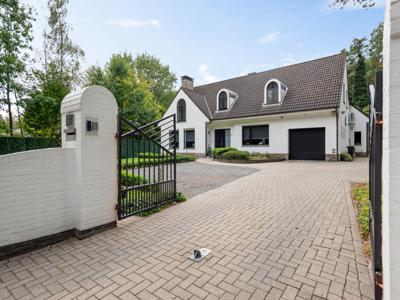 Energiezuinige villa met inpandige garage en werkplaats.