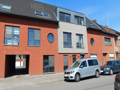 Gelijkvloers met 2 SLPK, terras, tuin, parking + garage