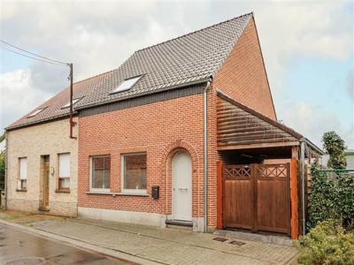 Gerenoveerde halfopen bebouwing met 3 kamers, tuin & carport