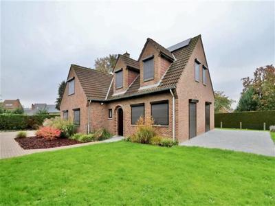 Gerenoveerde villa met 4 slaapkamers, tuin en 2 garages