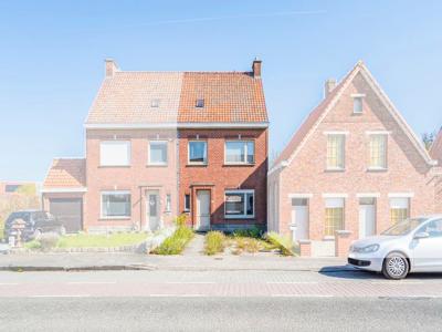 Gezellige op te frissen rijwoning met zonnige tuin te Vlame…