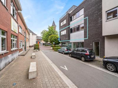 LUXUEUS APPARTEMENT MET TWEE SLAAPKAMERS, TERRAS OP HET DORP