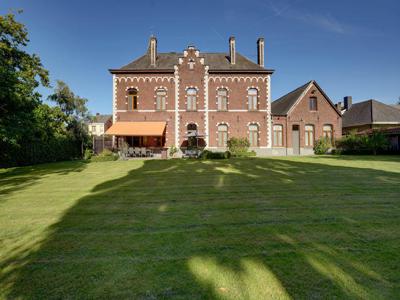 Majestueus landhuis met professionele vleugel