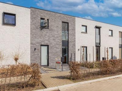 Moderne rijwoning met 3 slaapkamers te huur