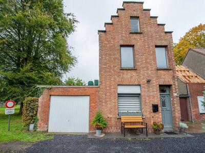 Mooi gelegen te renoveren woning met garage palend aan open