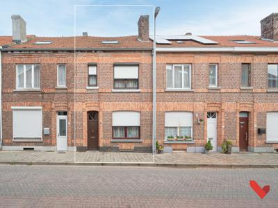 Op te frissen woning met 3 ruime kamers en stadstuintje