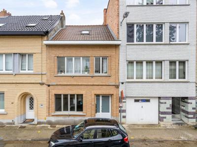 Opbrengsteigendom met 2 appartementen.