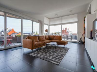 Penthouse met twee slaapkamers, ruim terras en garage in ...