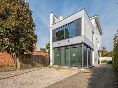 Prachtig gebouw met twee verdiepingen en parking in Wijnegem