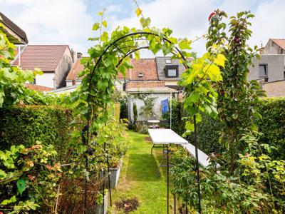 Rijwoning in rustige straat met stadstuin