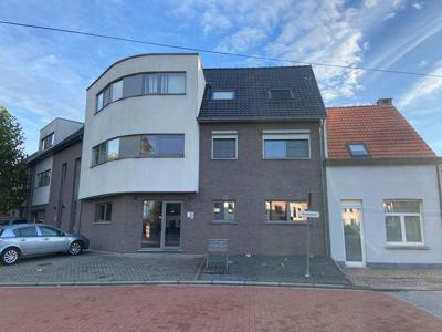 Ruim instapklaar glvl appartement met 2 slpks, tuin en auto…