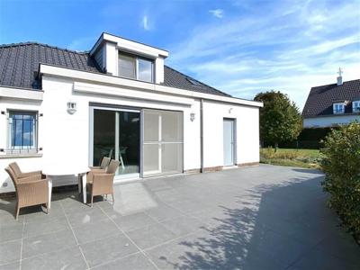 TOPGELEGEN PERFECT ONDERHOUDEN instapklare VILLA met GARAGE,