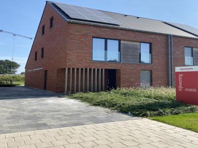 Volledig afgewerkte nieuwbouwwoning met 5 slpk's en tuin