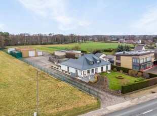 RUIME VILLA MET 430 M² WERKPLAATSEN OP 26,37 ARE