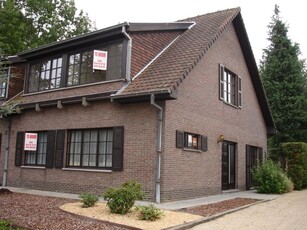 Gekoppelde Driegevelvilla te huur