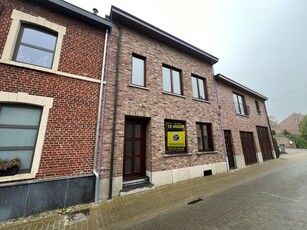 Ruime rijwoning met 3 slpks, terras en tuin in het gezellig