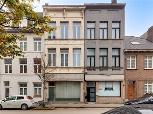 Ruime woning met 4/5 slpk en magazijn