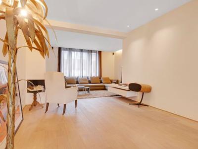 Handelshuis met luxueus duplex appartement en zwembad