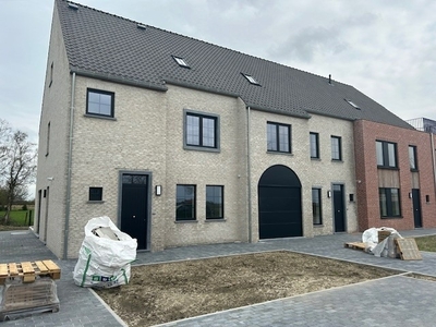 Nieuwbouwwoning met 5 slaapkamers en 2 badkamers