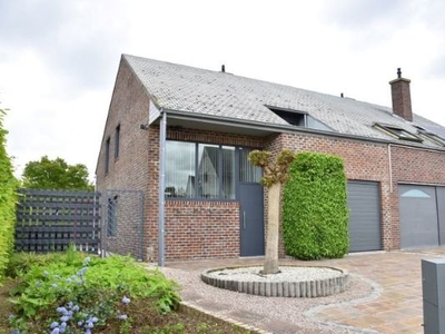 Halfopen bebouwing met 4 slaapkamers, garage, aangelegd tui