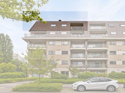 Riant, instapklaar luxe-dakappartement (186 m²) met 3 slaapkamers, dressing, 2 badkamers en 2 terrassen, gelegen in het centrum van Schoten!