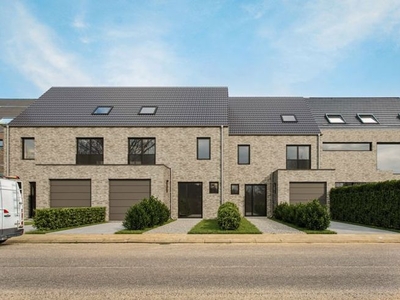 Energiezuinige nieuwbouwwoning met 4 slpk, garage en tuin.