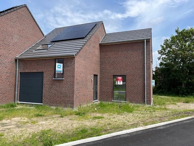 Halfopen nieuwbouwwoning in leuk woonerf te Jabbeke