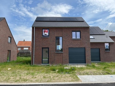 Halfopen nieuwbouwwoning in leuk woonerf te Jabbeke