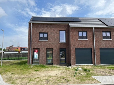 Halfopen nieuwbouwwoning in leuk woonerf te Jabbeke