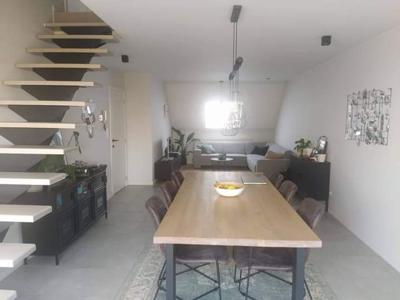 Gerenoveerd duplex appartement- centraal gelegen