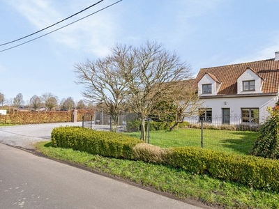 Huis met loods te koop in Beernem op een perceel van 2150m²