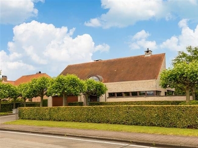 Instapklare villa met aangelegde tuin en grote garage.