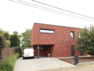 Moderne vrijstaande woning met tuin in een rustige omgeving.