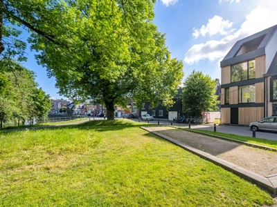 Nieuwbouw met 3 kamers, patio, terras en zicht op het water