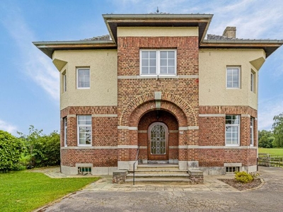 Villa met 5 slaapkamers, bureau, garage en grote tuin