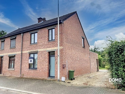 VOLLEDIG GERENOVEERDE WONING MET TUIN EN 3 SLAAPKAMERS RUST