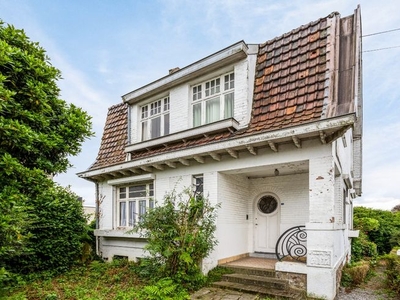 Woning met garages in het hartje van Le Roeulx !