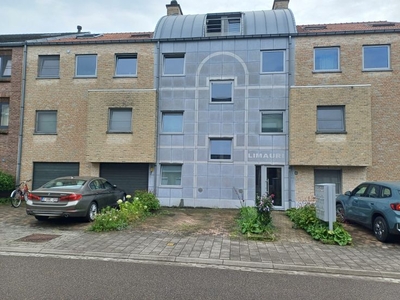 appartement 2 slp, 4 bergings en aparte afgesloten garage