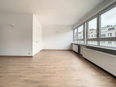 Avenue Adolphe Lacomblé - Studio, with cellar.