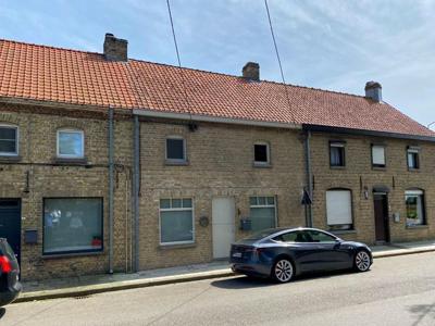 Charmante woning met 4 slaapkamers, tuin en ruime garage.